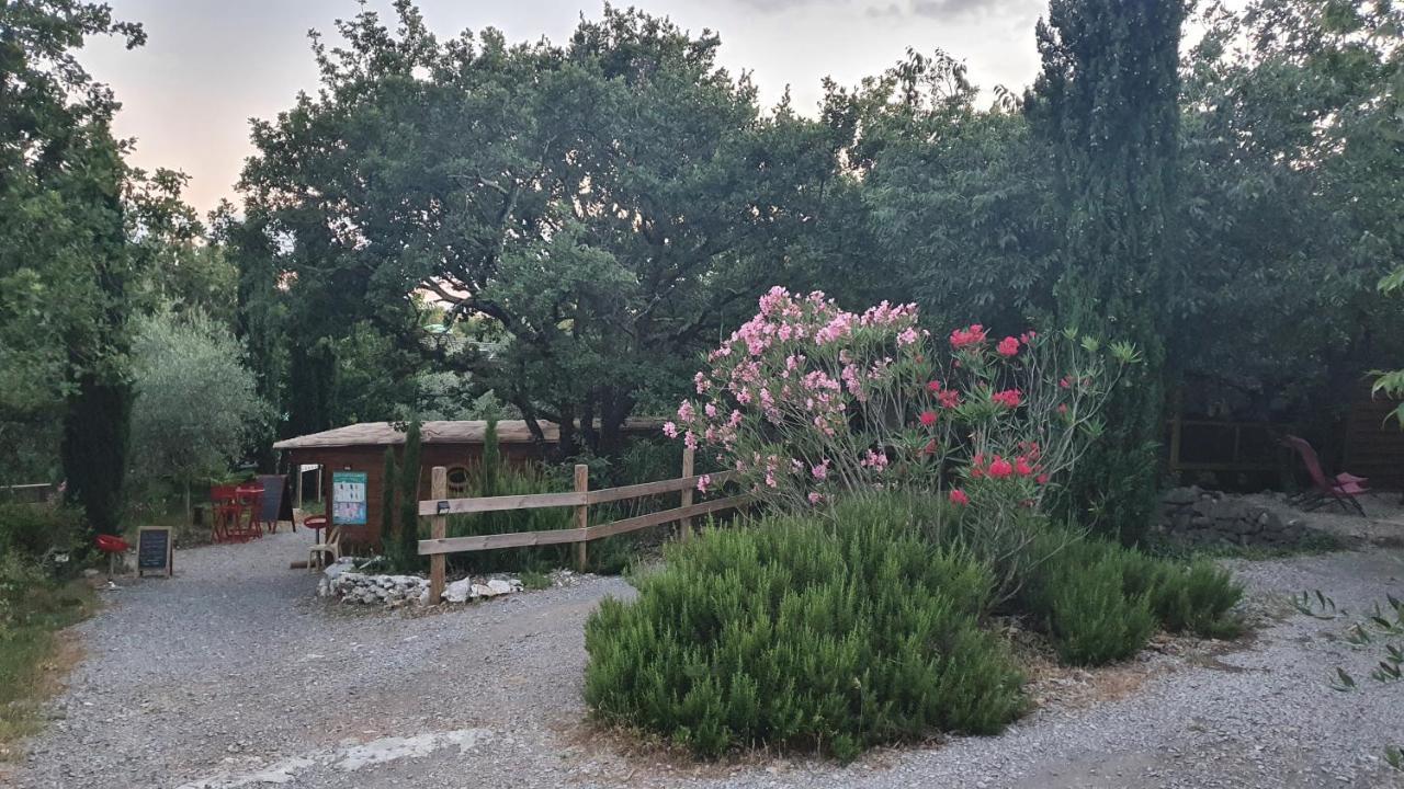 Roulottes Et Cabanes De Saint Cerice โวกุเว ภายนอก รูปภาพ