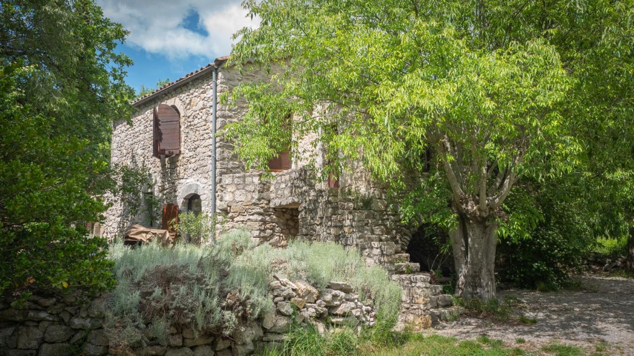Roulottes Et Cabanes De Saint Cerice โวกุเว ภายนอก รูปภาพ