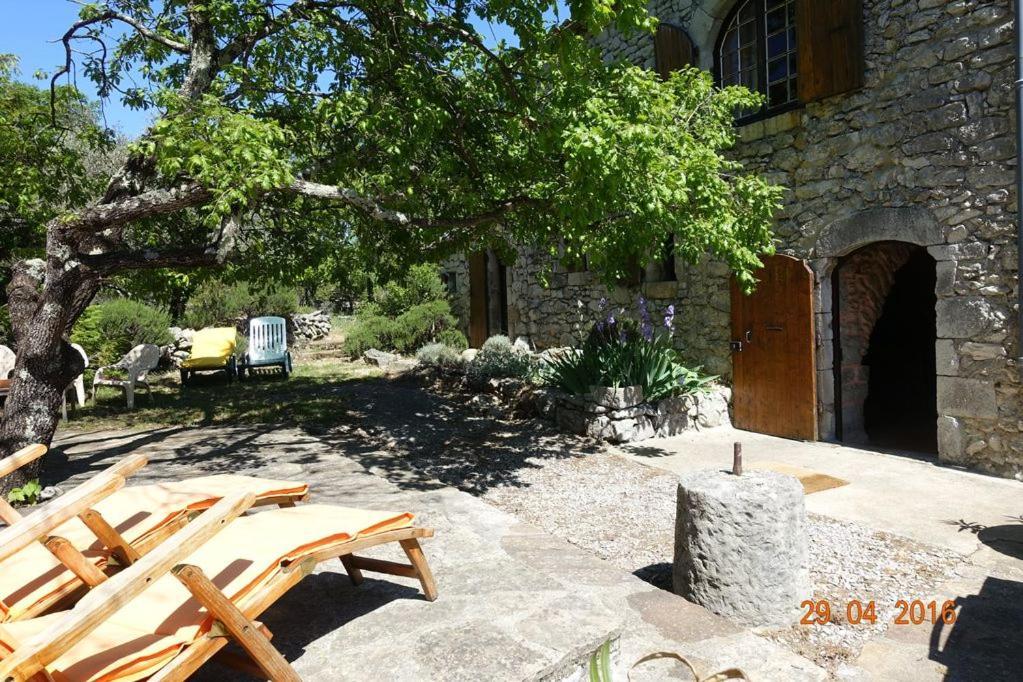 Roulottes Et Cabanes De Saint Cerice โวกุเว ภายนอก รูปภาพ
