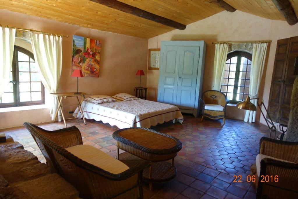 Roulottes Et Cabanes De Saint Cerice โวกุเว ภายนอก รูปภาพ