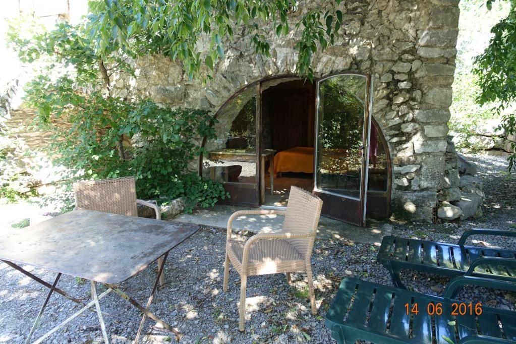 Roulottes Et Cabanes De Saint Cerice โวกุเว ภายนอก รูปภาพ